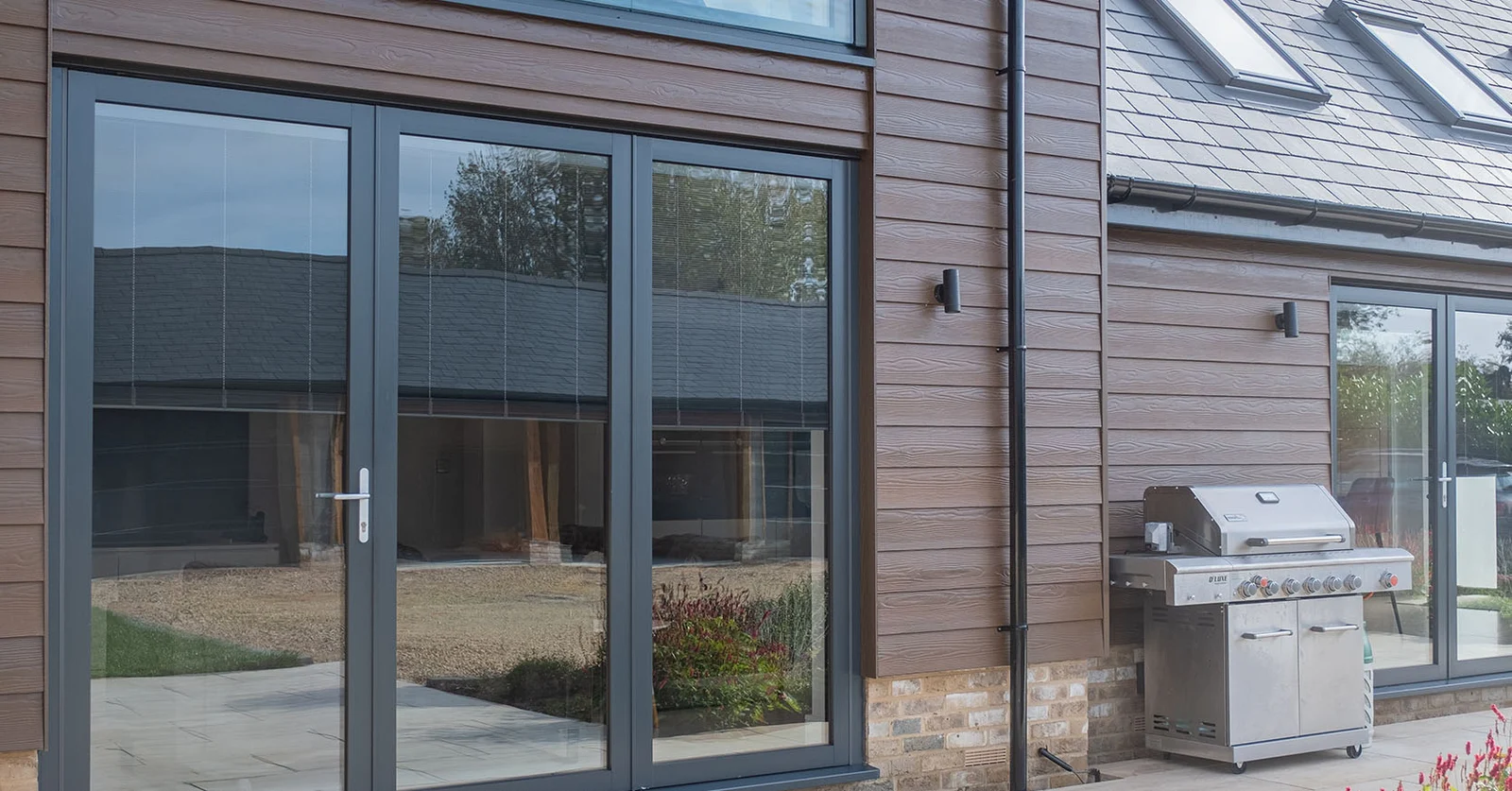 Garden room doors with integral blinds and matching side glazing