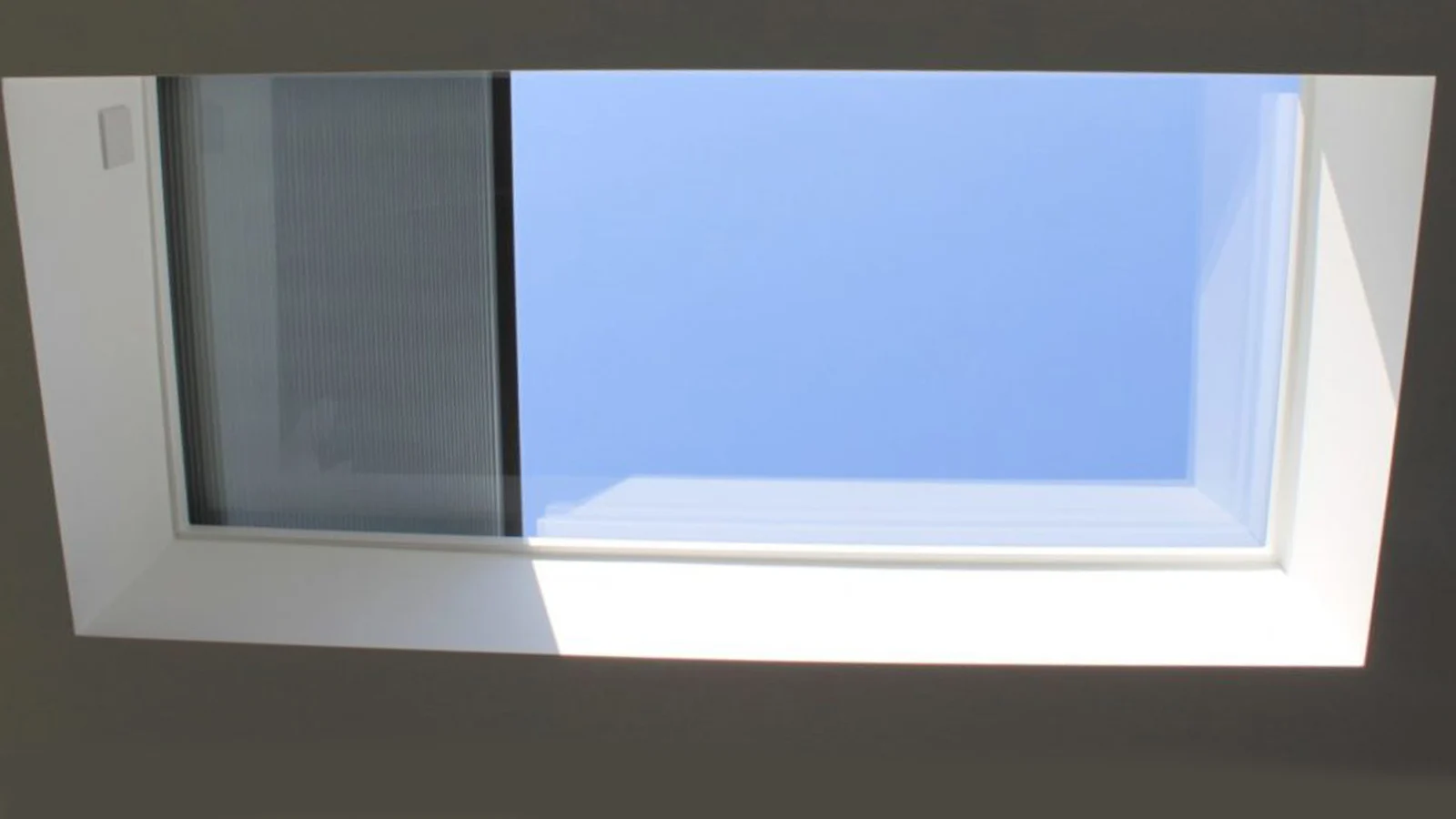 Interior room with rooflight glazing for overhead daylight control